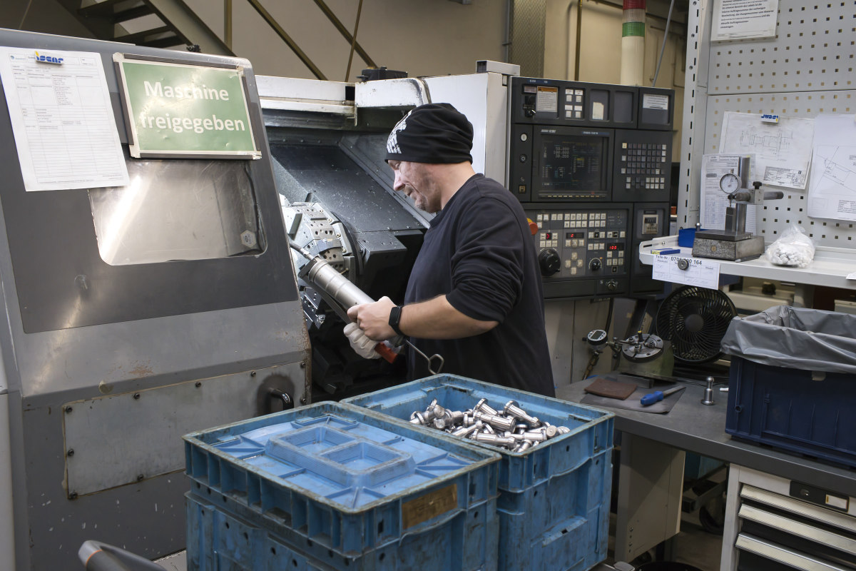 Vorbereitung einer Drehmaschine für den Betrieb